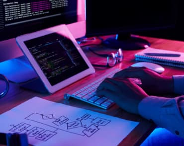 программист, работающий в офисе